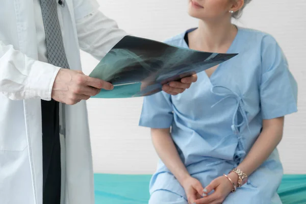 Doutor em uniforme profissional examinando paciente no hospital — Fotografia de Stock