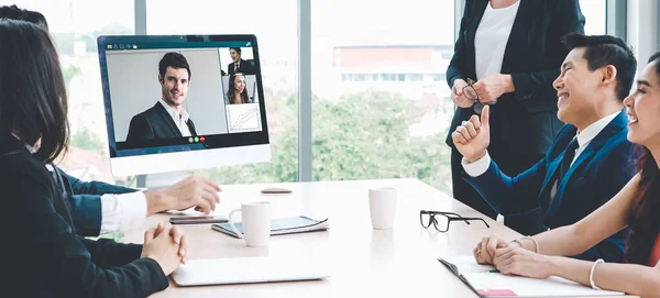 Video chiamata di gruppo uomini d'affari si incontrano sul posto di lavoro virtuale o in ufficio remoto — Foto Stock