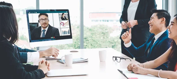 Grupo de chamadas de vídeo reunião de empresários em local de trabalho virtual ou escritório remoto — Fotografia de Stock