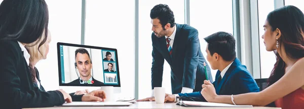 Grupo de chamadas de vídeo reunião de empresários em local de trabalho virtual ou escritório remoto — Fotografia de Stock