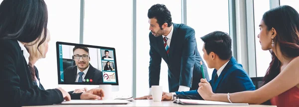 Grupo de chamadas de vídeo reunião de empresários em local de trabalho virtual ou escritório remoto — Fotografia de Stock