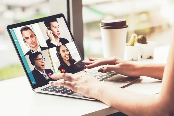 Videochiamata persone d'affari che si incontrano sul posto di lavoro virtuale o in ufficio remoto — Foto Stock