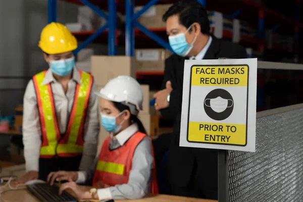 産業労働者への工場警告におけるCovid-19防止の注意サイン — ストック写真