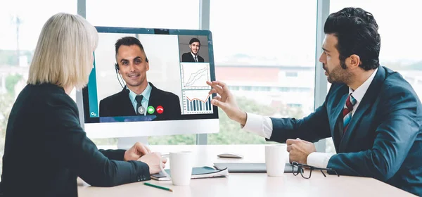 Grupo de chamadas de vídeo reunião de empresários em local de trabalho virtual ou escritório remoto — Fotografia de Stock