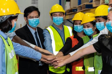 Covid-19 'u önlemek için maskeyle çalışan bir grup fabrika çalışanı.