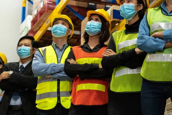 Gruppe von Fabrikarbeitern, die mit Mundschutz arbeiten, um Covid-19 zu verhindern — Stockfoto