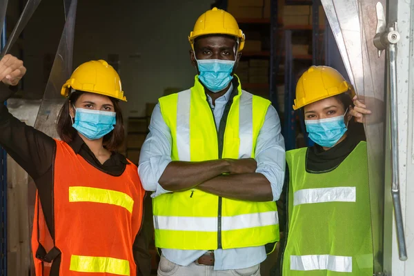 Arbeiter in der Fabrik arbeiten mit Mundschutz, um Covid-19 zu verhindern — Stockfoto