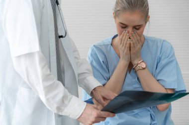 Hastane ya da klinikteki doktor ve mutsuz hasta