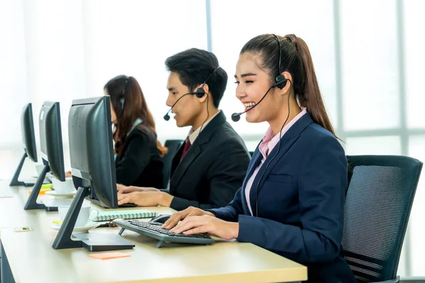 Biznesmeni noszący słuchawki pracujący w biurze — Zdjęcie stockowe