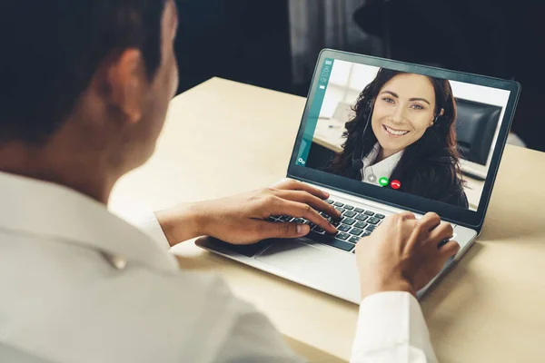 Reunião de pessoas de negócios de chamadas de vídeo em local de trabalho virtual ou escritório remoto — Fotografia de Stock