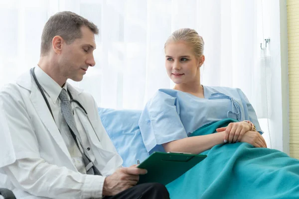 Orvos egyenruhában vizsgálja a beteget a kórházban. — Stock Fotó