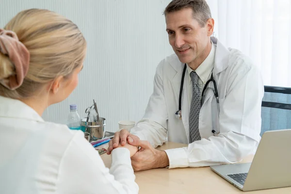 Médico en uniforme profesional examinando al paciente en el hospital — Foto de Stock