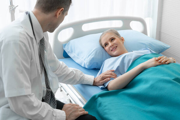 Врач в профессиональной форме осматривает пациента в больнице