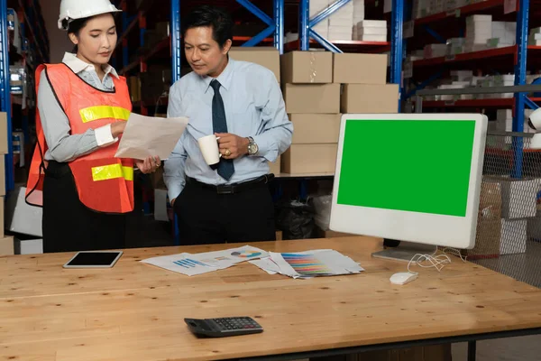 Ordinateur avec écran vert dans la salle de stockage de l'entrepôt — Photo