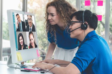 Sanal işyerinde ya da ücra bir ofiste grup iş adamları buluşması