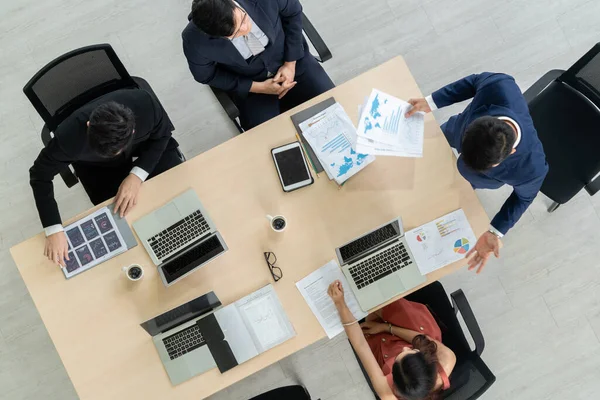 Affärsmän grupp möte skjuten från toppen vy — Stockfoto