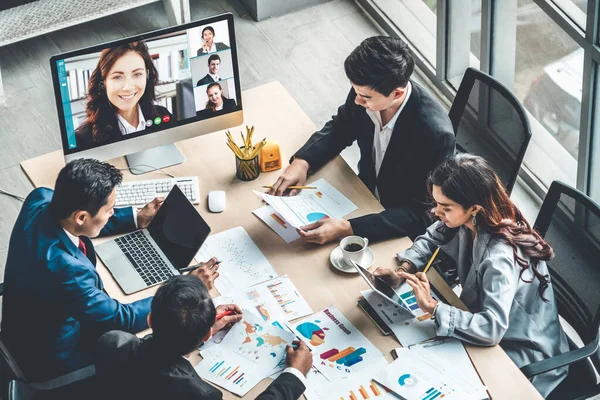 Grupo de chamadas de vídeo reunião de empresários em local de trabalho virtual ou escritório remoto — Fotografia de Stock