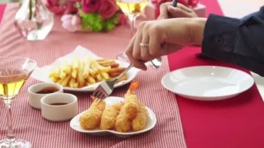 Restoranda yemek yiyen mutlu romantik çift.