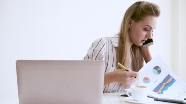 Modern ofiste çalışan sarışın bir iş kadını..