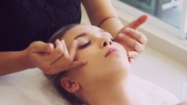 Kadın lüks kaplıcalarda yüz ve kafa masajı yaptırıyor..