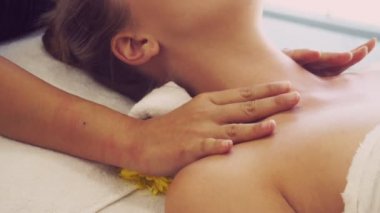 Kadın terapist omuz masajı yaptırıyor..