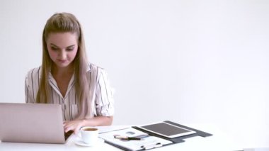 Modern ofiste çalışan sarışın bir iş kadını..