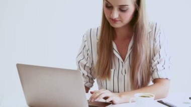 Modern ofiste çalışan sarışın bir iş kadını..