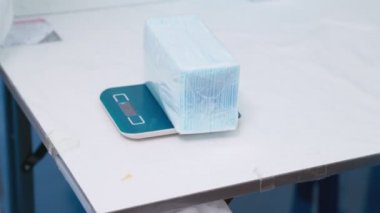Modern fabrikada yüz maskesi üretim hattı