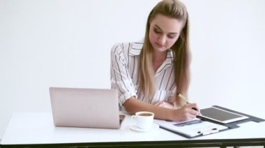 Modern ofiste çalışan sarışın bir iş kadını..