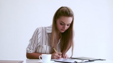 Modern ofiste çalışan sarışın bir iş kadını..