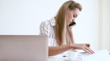 Modern ofiste çalışan sarışın bir iş kadını..