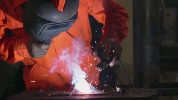 Metalen lasser werken met boog lassen machine — Stockvideo