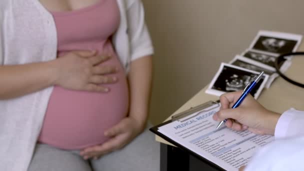 Donna incinta e ginecologo medico presso l'ospedale — Video Stock