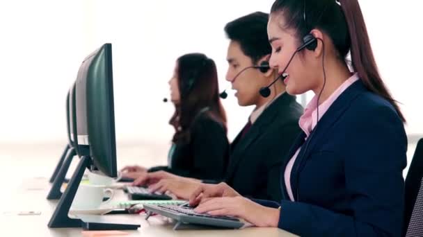 Pebisnis memakai headset bekerja di kantor — Stok Video