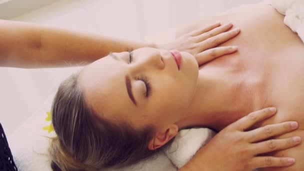 Frau bekommt Schultermassage vom Therapeuten. — Stockvideo