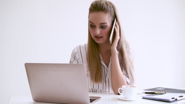 Blond affärskvinna på modernt kontor. — Stockvideo