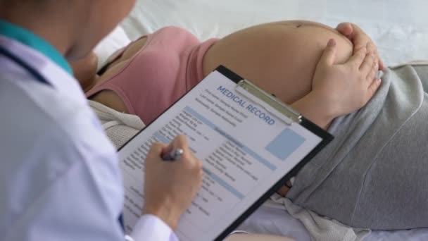 Gravid kvinna och gynekolog doktor vid sjukhuset — Stockvideo