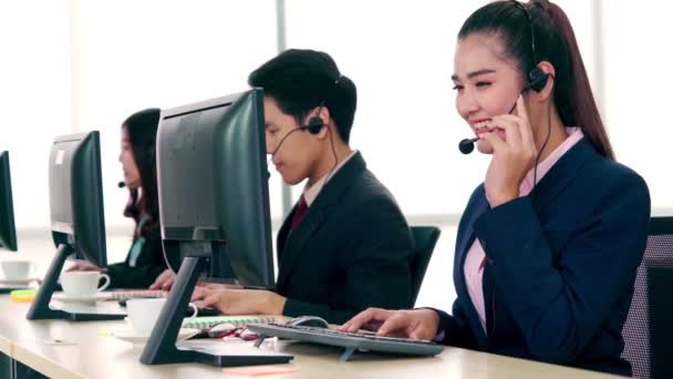 オフィスで働くヘッドセットを身に着けているビジネスマン — ストック動画