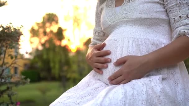 Těhotná žena pocit štěstí na zahradě domů. — Stock video