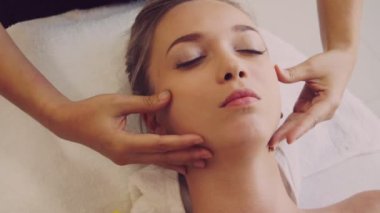 Kadın lüks kaplıcalarda yüz ve kafa masajı yaptırıyor..