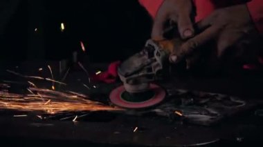 Profesyonel tamirci çelik metali kesiyor..