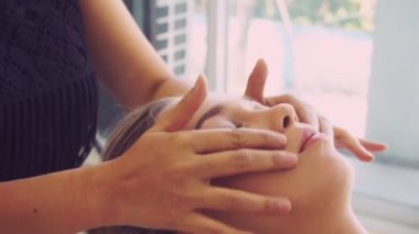 Kadın lüks kaplıcalarda yüz ve kafa masajı yaptırıyor..