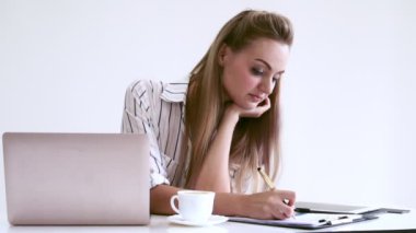 Modern ofiste çalışan sarışın bir iş kadını..