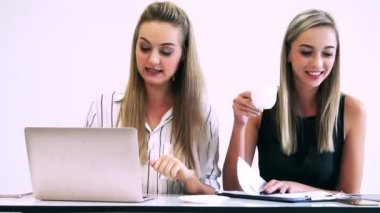 Modern ofiste çalışan sarışın bir iş kadını..