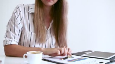 Modern ofiste çalışan sarışın bir iş kadını..