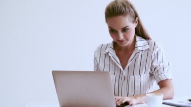 Modern ofiste çalışan sarışın bir iş kadını..