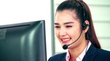 Ofiste çalışan kulaklık takan iş adamları.