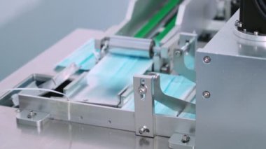 Modern fabrikada yüz maskesi üretim hattı