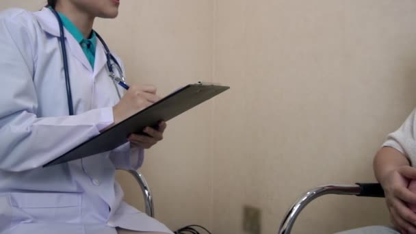 Donna incinta e ginecologo medico presso l'ospedale — Video Stock