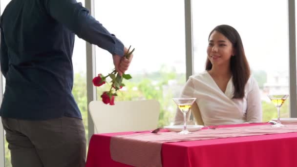 Boldog romantikus pár ebédel az étteremben — Stock videók